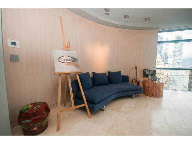 Furnished living room with city view, wooden floor, and modern decor. - 2301 - 838 W Hastings, Vancouver Downtown