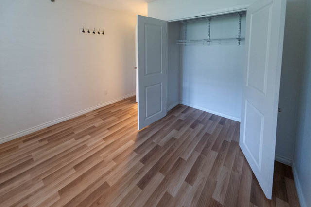 Den with hardwood floors and closet, modern design. - 204 - 283 Davie Street, Vancouver Downtown