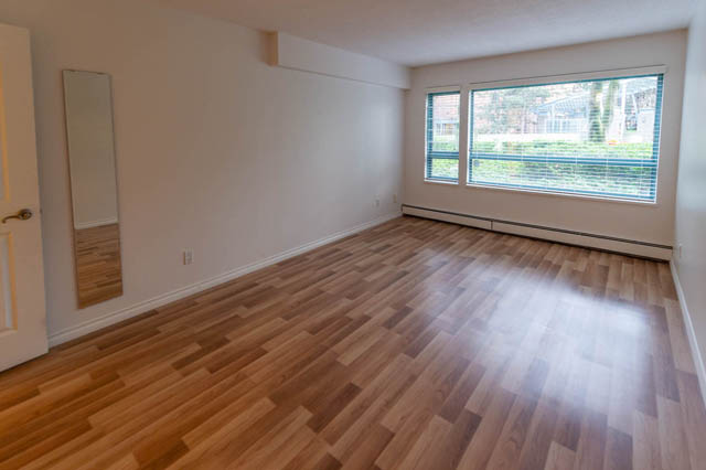 Bright living room with hardwood floors and city view. - 204 - 283 Davie Street, Vancouver Downtown
