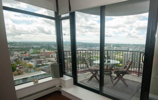 Bright living room with large windows, hardwood floors, and stunning city view. - 3806 - 128 Cordova St W, Vancouver Downtown