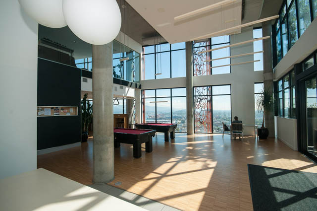 Spacious living room with hardwood floors, city view, and modern decor. - 3806 - 128 Cordova St W, Vancouver Downtown