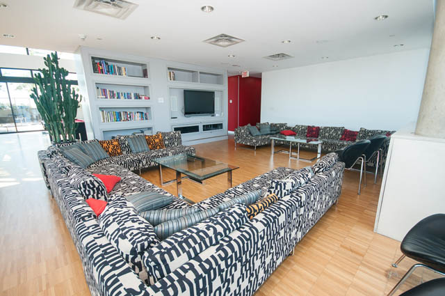 Bright living room with patterned sofas and hardwood floors, modern decor. - 3806 - 128 Cordova St W, Vancouver Downtown