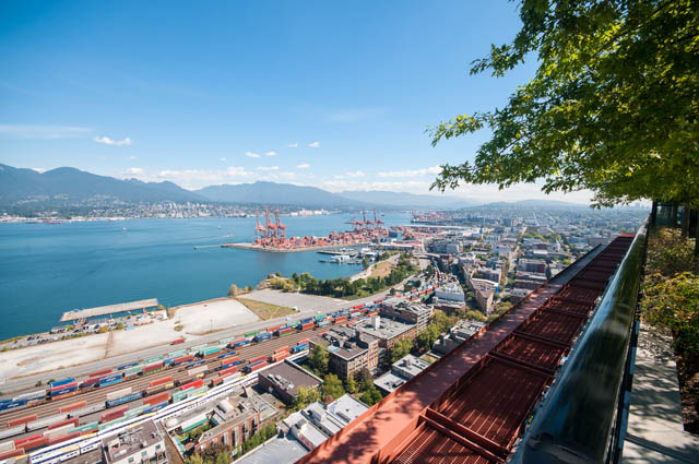 Bright kitchen with city view and modern furnishings. - 3806 - 128 Cordova St W, Vancouver Downtown