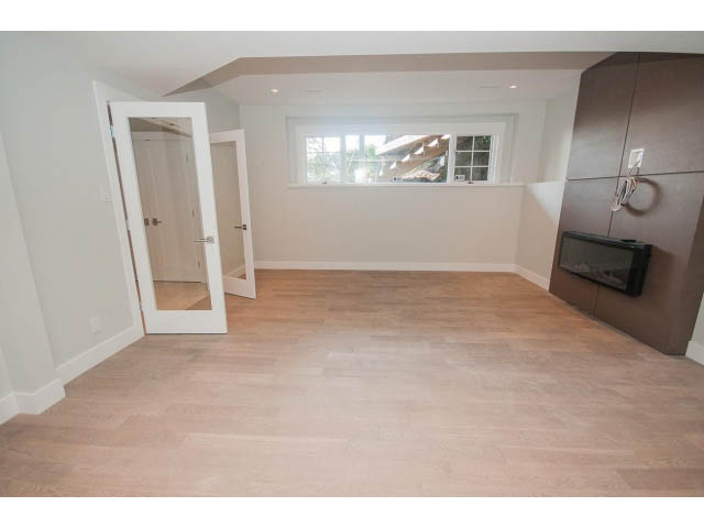 Bright living room with hardwood floors and a window view. - 6018 Gleneagles Place, West Vancouver