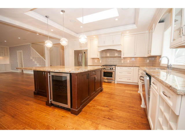Bright kitchen with granite countertops, hardwood floors, and a large island. - 3476 Wellington Crescent, North Vancouver