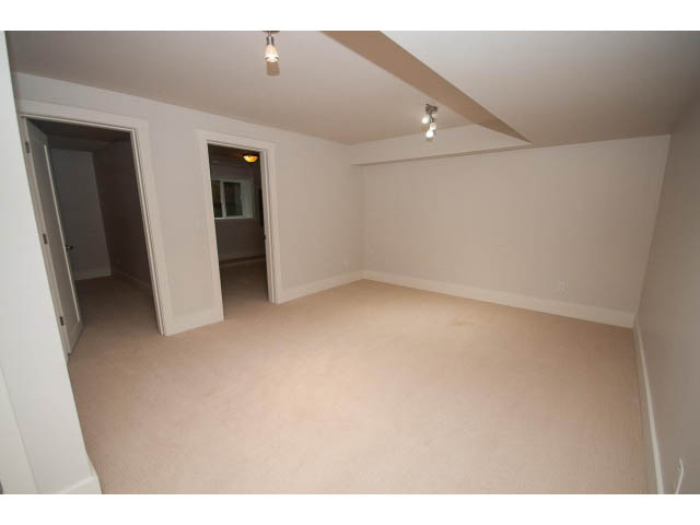 Bright living room with white walls and carpeted floors. - 3476 Wellington Crescent, North Vancouver