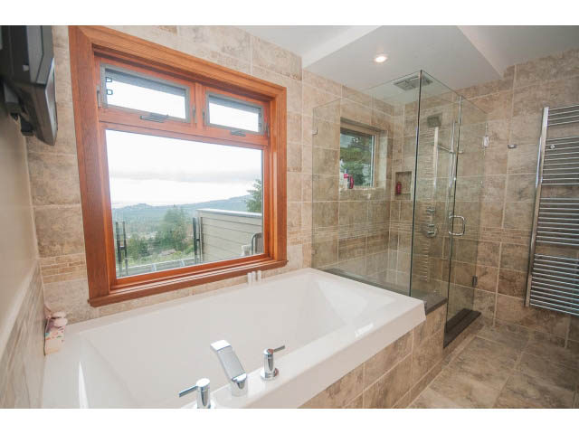 Spacious bathroom with large window, city view, and modern fixtures. - Upper - 4407 Prospect Rd, North Vancouver