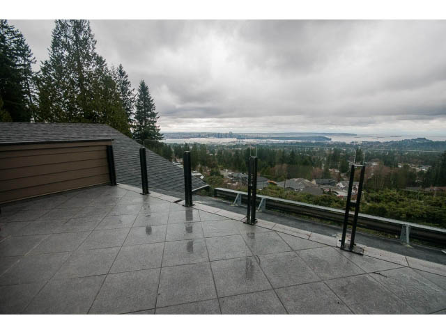 Bright rooftop deck with city view and modern railings. - Upper - 4407 Prospect Rd, North Vancouver