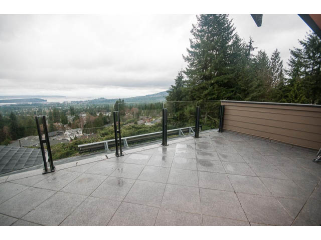 Furnished balcony with glass railings and city view. - Upper - 4407 Prospect Rd, North Vancouver