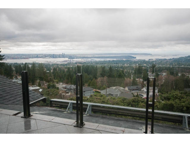 Bright living room with panoramic city view and glass railing. - Upper - 4407 Prospect Rd, North Vancouver