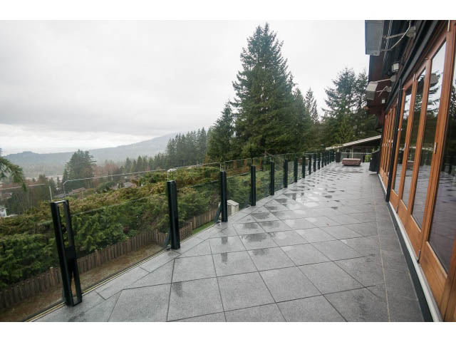 Furnished balcony with glass railings and city view. - Upper - 4407 Prospect Rd, North Vancouver