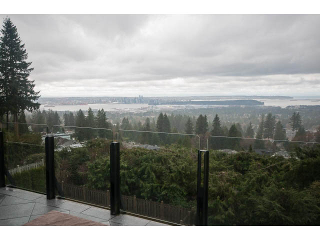 Bright living room with a stunning city view and lush greenery. - Upper - 4407 Prospect Rd, North Vancouver
