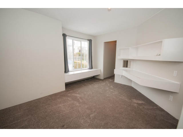 Bright den with built-in shelves and carpeted floor. - Upper - 113 W Kings Rd, North Vancouver