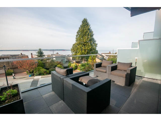 Furnished living room with modern furniture and city view. - 2309 Bellevue Ave, West Vancouver