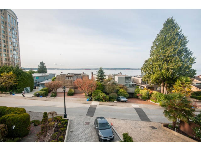 Bright living room with city view and modern furnishings. - 2309 Bellevue Ave, West Vancouver