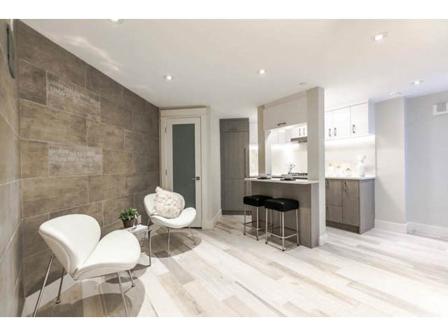 Bright kitchen with white countertops and hardwood floors, modern design. - 2309 Bellevue Ave, West Vancouver