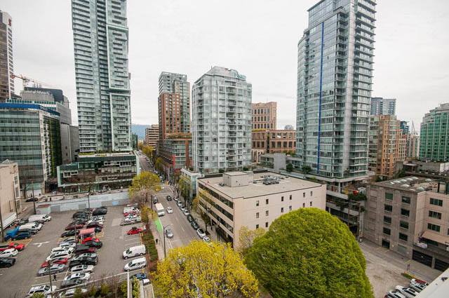 Spacious 2-bedroom condo with city view and modern furnishings. - 1003 - 535 Smithe St, Vancouver Downtown