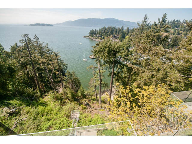 Furnished 3-bedroom + den house with stunning ocean view and lush greenery. - 5517 Ocean Place, West Vancouver