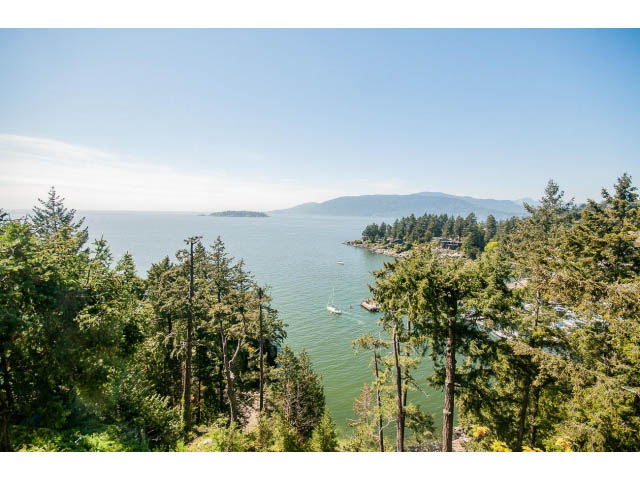 Furnished 3-bedroom + den with stunning ocean view and lush greenery. - 5517 Ocean Place, West Vancouver