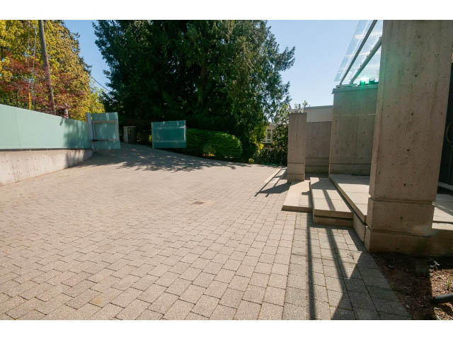 Furnished patio with stone paving and greenery. - 5517 Ocean Place, West Vancouver