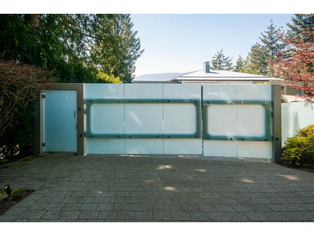 Fenced outdoor space with modern design and paved ground. - 5517 Ocean Place, West Vancouver