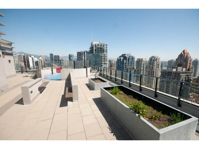 Bright penthouse with modern furnishings and a stunning city view. - 2606 - 1325 Rolston Street, Vancouver Downtown