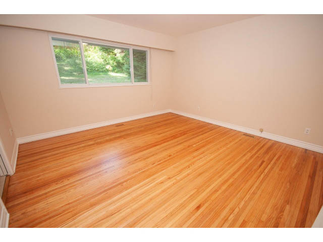 Bright living room with hardwood floors and large windows. - 315 Stevens Dr, West Vancouver
