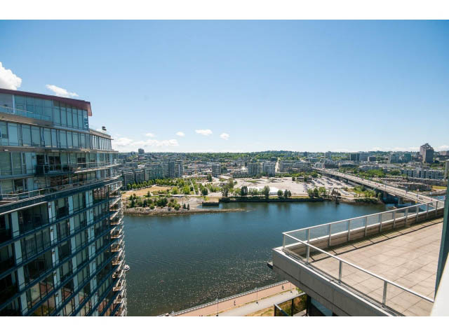 Bright living room with stunning city view and waterfront access. - 2702 - 918 Cooperage Way, Vancouver Downtown