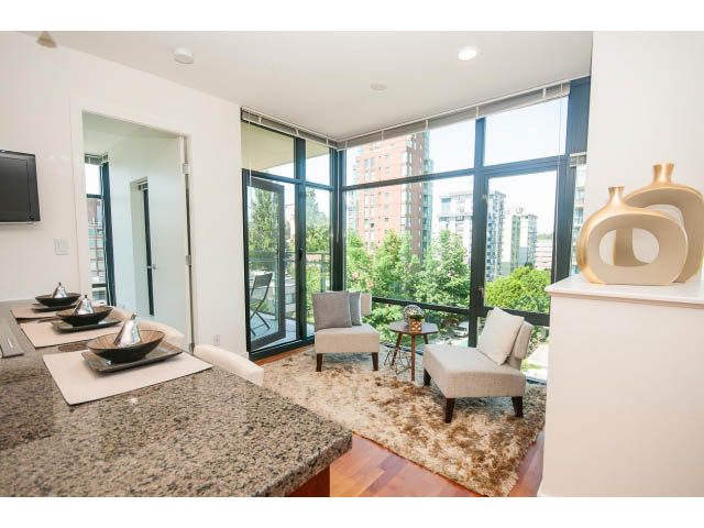 Bright dining area with granite countertops and hardwood floors, showcasing a city view. - 703 - 1863 Alberni Street, Vancouver Downtown