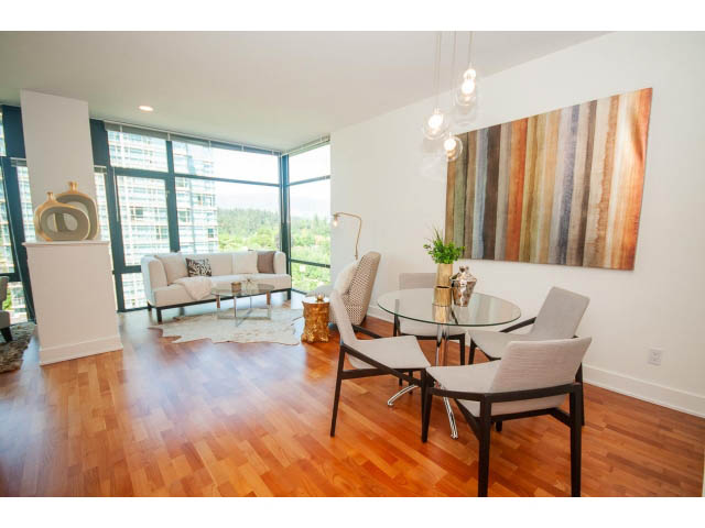 Bright living room with hardwood floors, city view, and modern decor. - 703 - 1863 Alberni Street, Vancouver Downtown