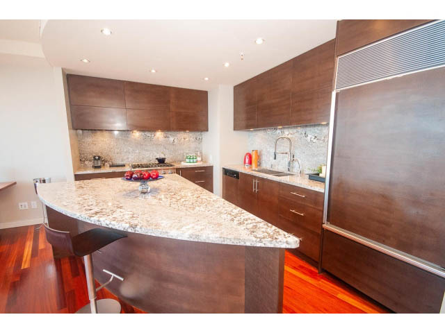 Bright kitchen with granite countertops, hardwood floors, and modern cabinetry. - 3403 - 938 Nelson Street, Vancouver Downtown
