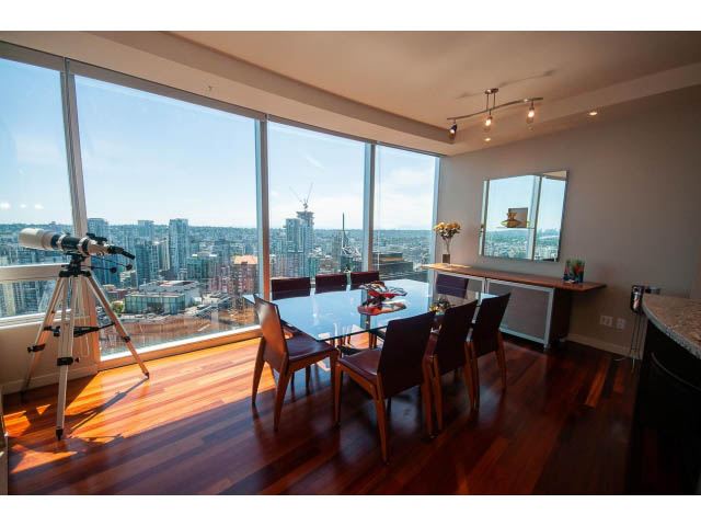 Bright dining area with hardwood floors, city view, and modern decor. - 3403 - 938 Nelson Street, Vancouver Downtown