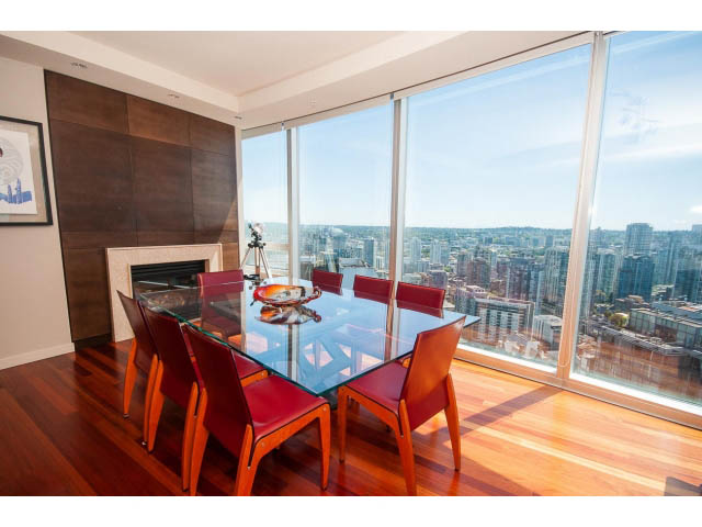 Bright dining area with hardwood floors, city view, and modern furniture. - 3403 - 938 Nelson Street, Vancouver Downtown
