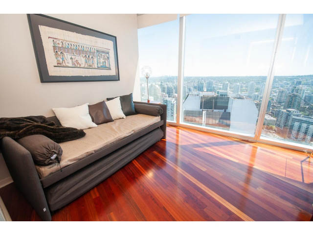 Bright living room with hardwood floors and city view. - 3403 - 938 Nelson Street, Vancouver Downtown