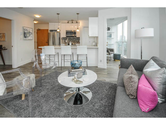 Bright living room with modern furniture, city view, and hardwood floors. - 2102 - 1199 Seymour Street, Vancouver Downtown