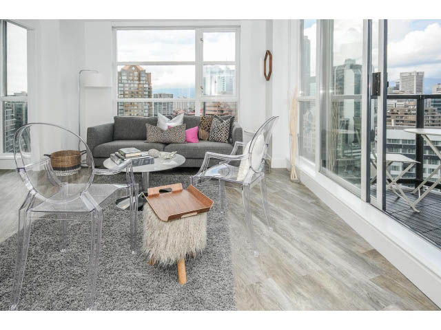 Bright living room with modern furniture, city view, and hardwood floors. - 2102 - 1199 Seymour Street, Vancouver Downtown