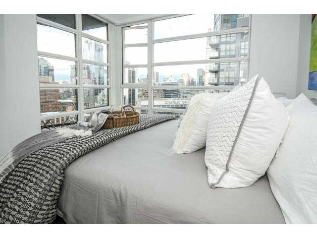 Bright and airy 1-bedroom + den with a stunning city view and modern furnishings. - 2102 - 1199 Seymour Street, Vancouver Downtown