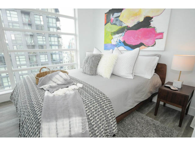 Furnished 1-bedroom + den with city view and modern decor. - 2102 - 1199 Seymour Street, Vancouver Downtown