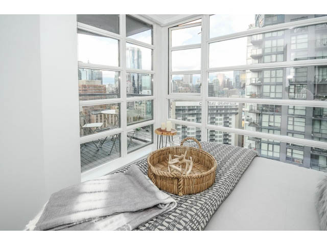 Bright bedroom with city view and wicker baskets. - 2102 - 1199 Seymour Street, Vancouver Downtown