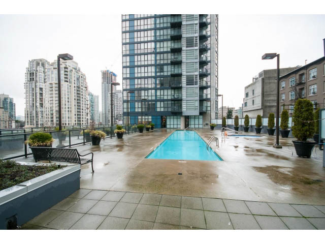 Furnished 1-bedroom + den with a spacious balcony, city view, and modern furnishings. - 2102 - 1199 Seymour Street, Vancouver Downtown