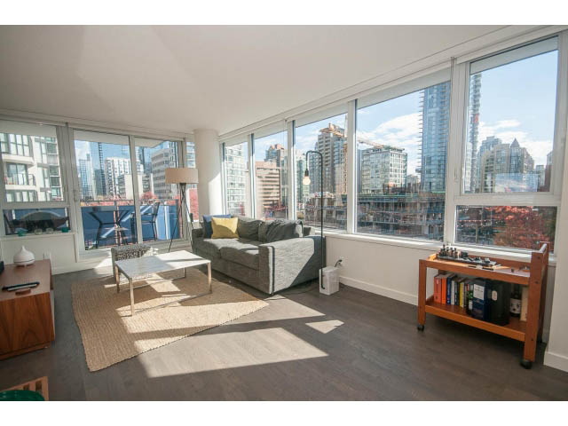Bright living room with hardwood floors and city view. - 805 - 1009 Harwood Street, Vancouver Downtown