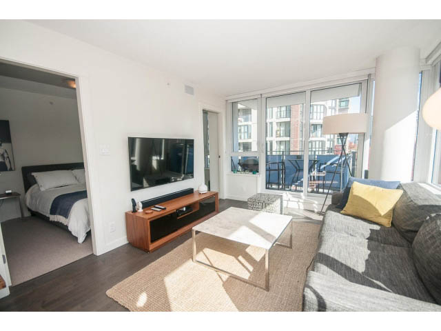 Bright living room with city view, modern furniture, and hardwood floors. - 805 - 1009 Harwood Street, Vancouver Downtown