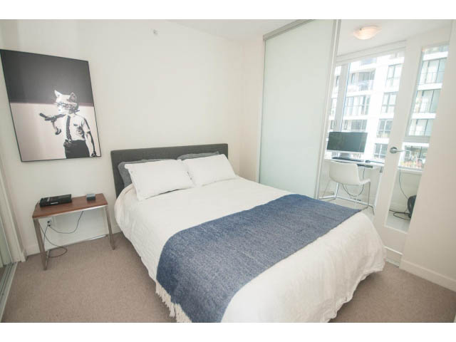 Furnished 1-bedroom + den with city view and modern decor. - 805 - 1009 Harwood Street, Vancouver Downtown