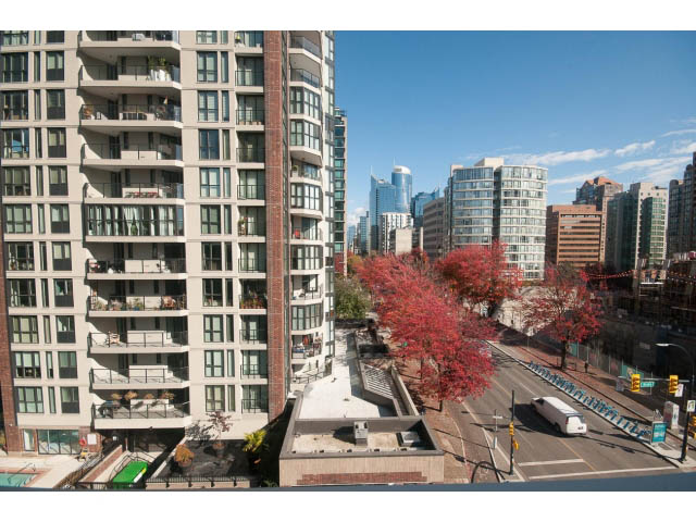 Bright living room with city view and modern furnishings. - 805 - 1009 Harwood Street, Vancouver Downtown
