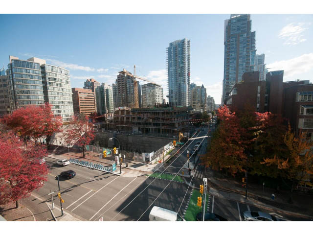 Furnished 1-bedroom + den with city view and modern furnishings. - 805 - 1009 Harwood Street, Vancouver Downtown