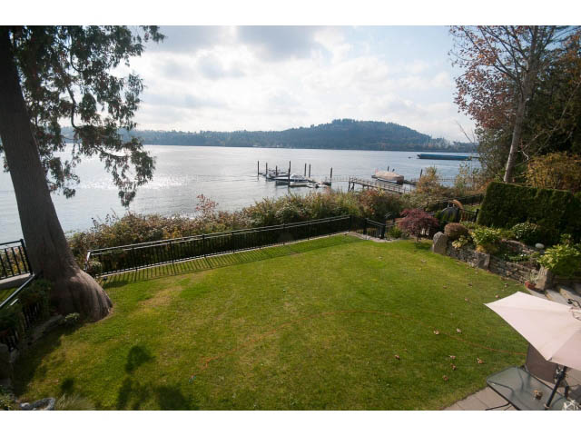 Bright living room with a stunning view of the lake and mountains. - 3765 Dollarton Hwy, North Vancouver