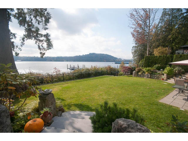 Bright living room with a stunning view of the lake and mountains. - 3765 Dollarton Hwy, North Vancouver