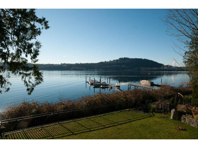Spacious living room with a stunning view of the water and mountains. - 3765 Dollarton Hwy, North Vancouver