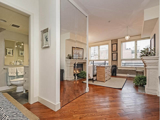 Bright living room with hardwood floors, open kitchen, and city view. - 509 - 1216 Homer Street, Vancouver Downtown