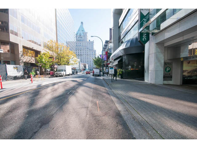 Furnished 1-bedroom condo with city views and modern decor. - 1406 - 1060 Alberni Street, Vancouver Downtown